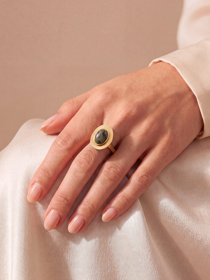 Anillo Con Piedra Ovalada Central