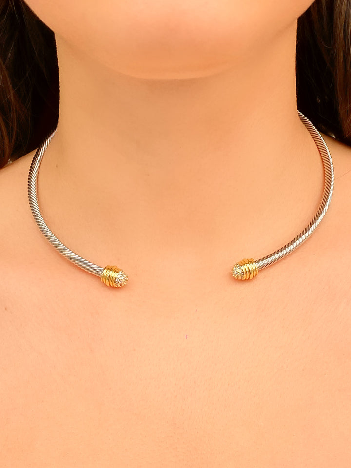 Choker Abierto Torcido Con Borde Zirconias
