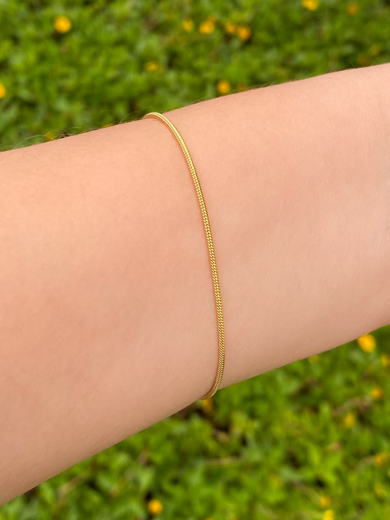 Pulsera Dorada Delgada