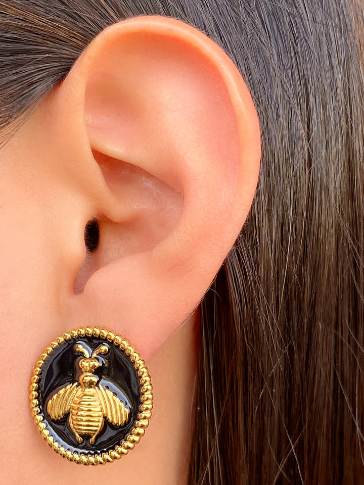 Par Arete Redondos Con Abeja Fondo Negro