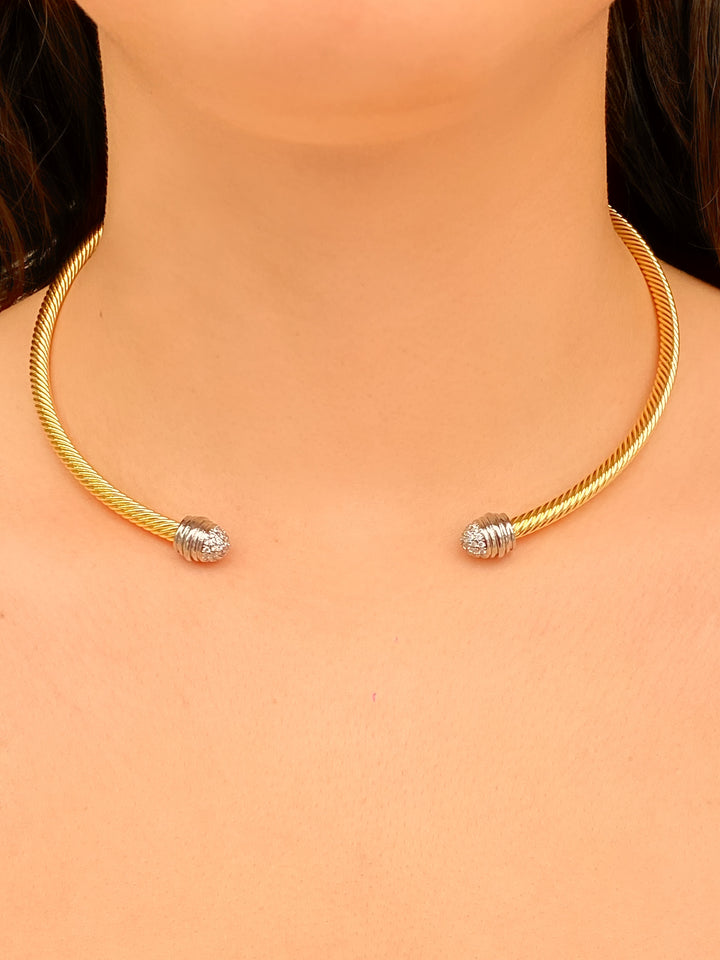 Choker Abierto Torcido Con Borde Zirconias