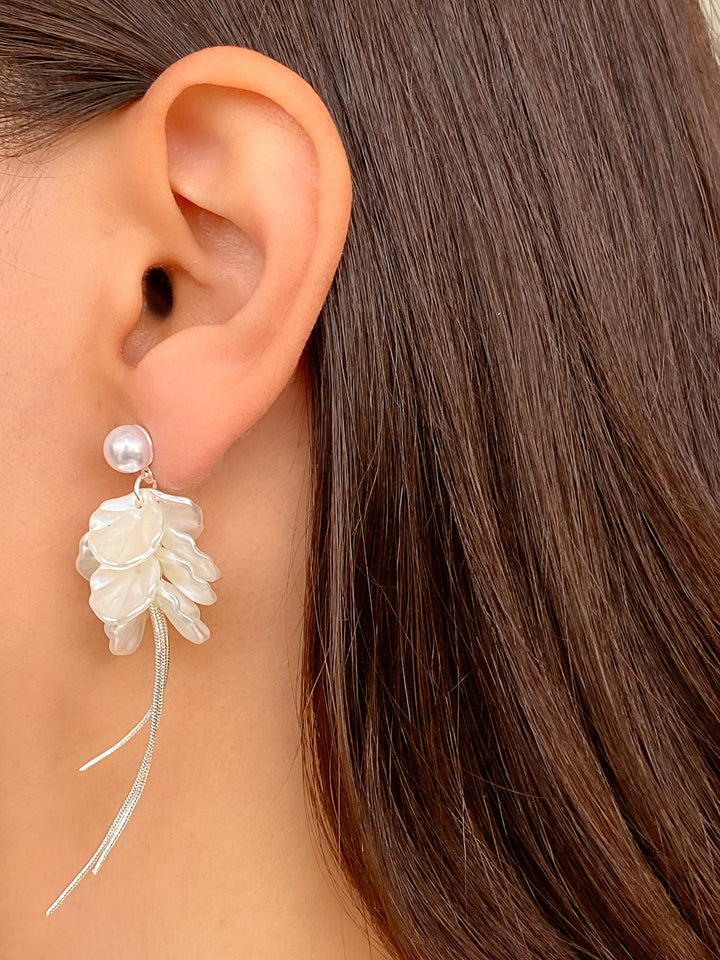 Par Arete Perla y Hojas Blancas Con Tiras