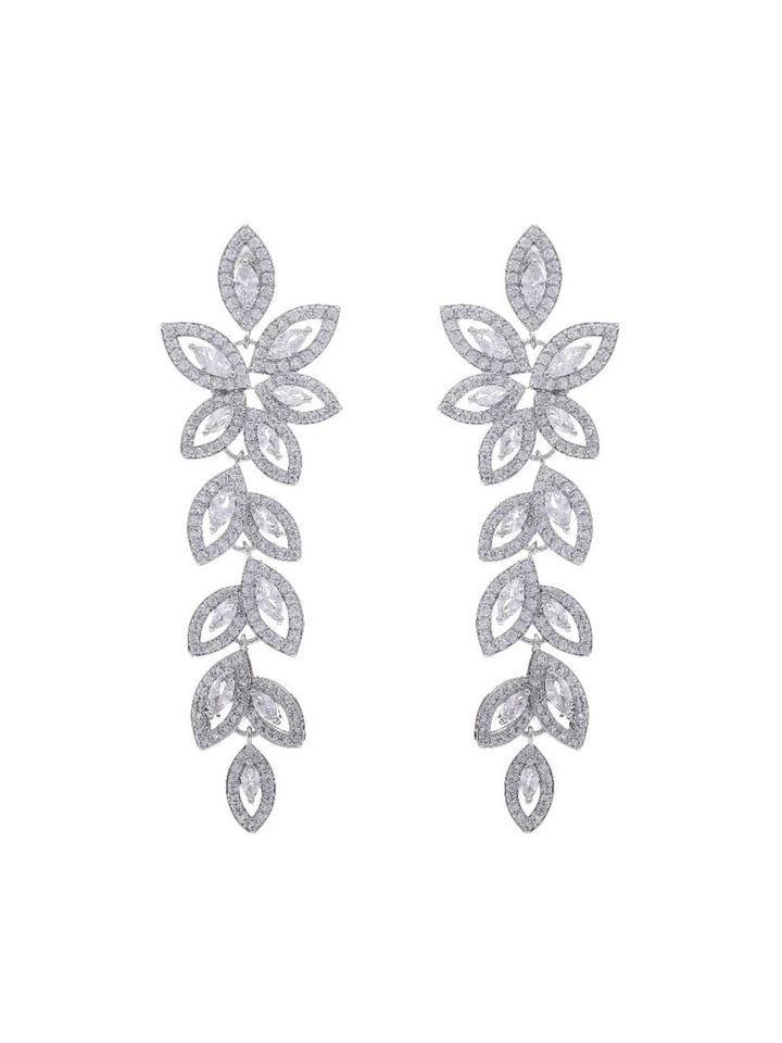 Par Aretes Plateados Flor con Zirconias