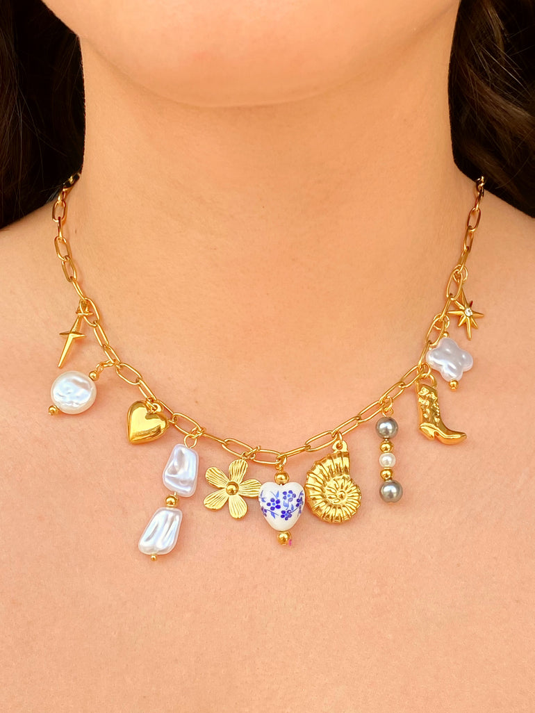 Collar Eslabones Con Dijes Bota, Perla, Flor y Caracol
