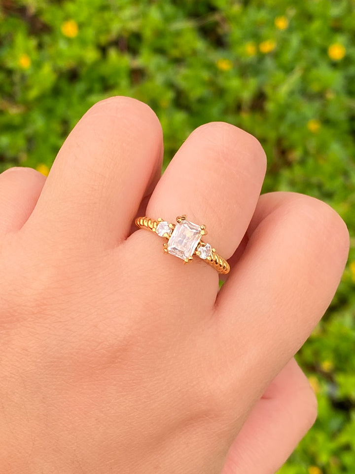 Anillo Torcido Con Zirconia Rectangular