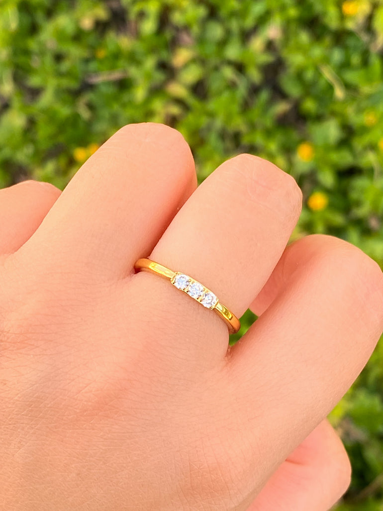 Anillo Delgado Con Tres Zirconias