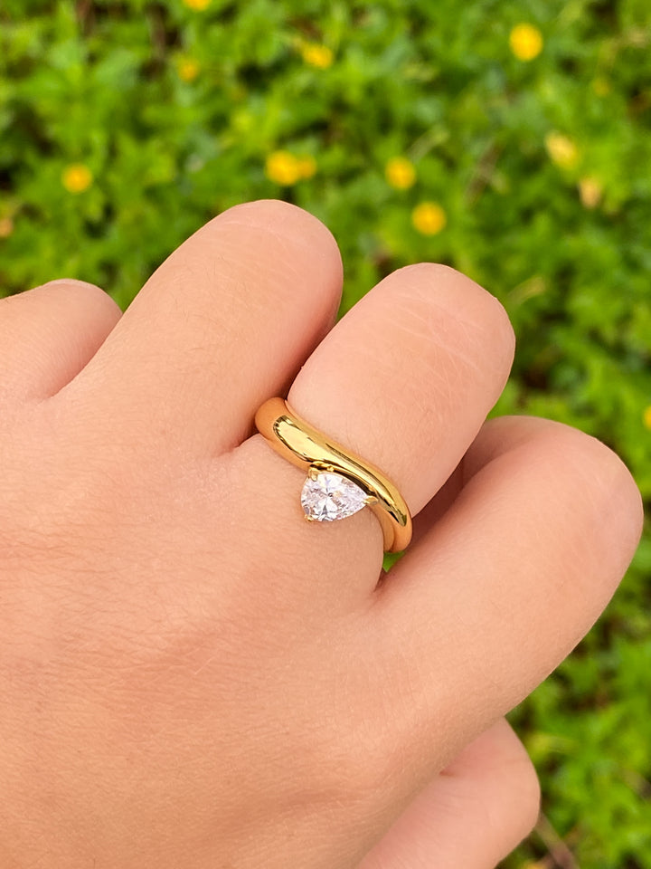 Anillo Ondulado Con Gota Zirconia