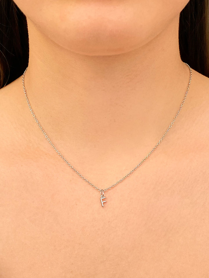 Collar Plateado Con Inicial