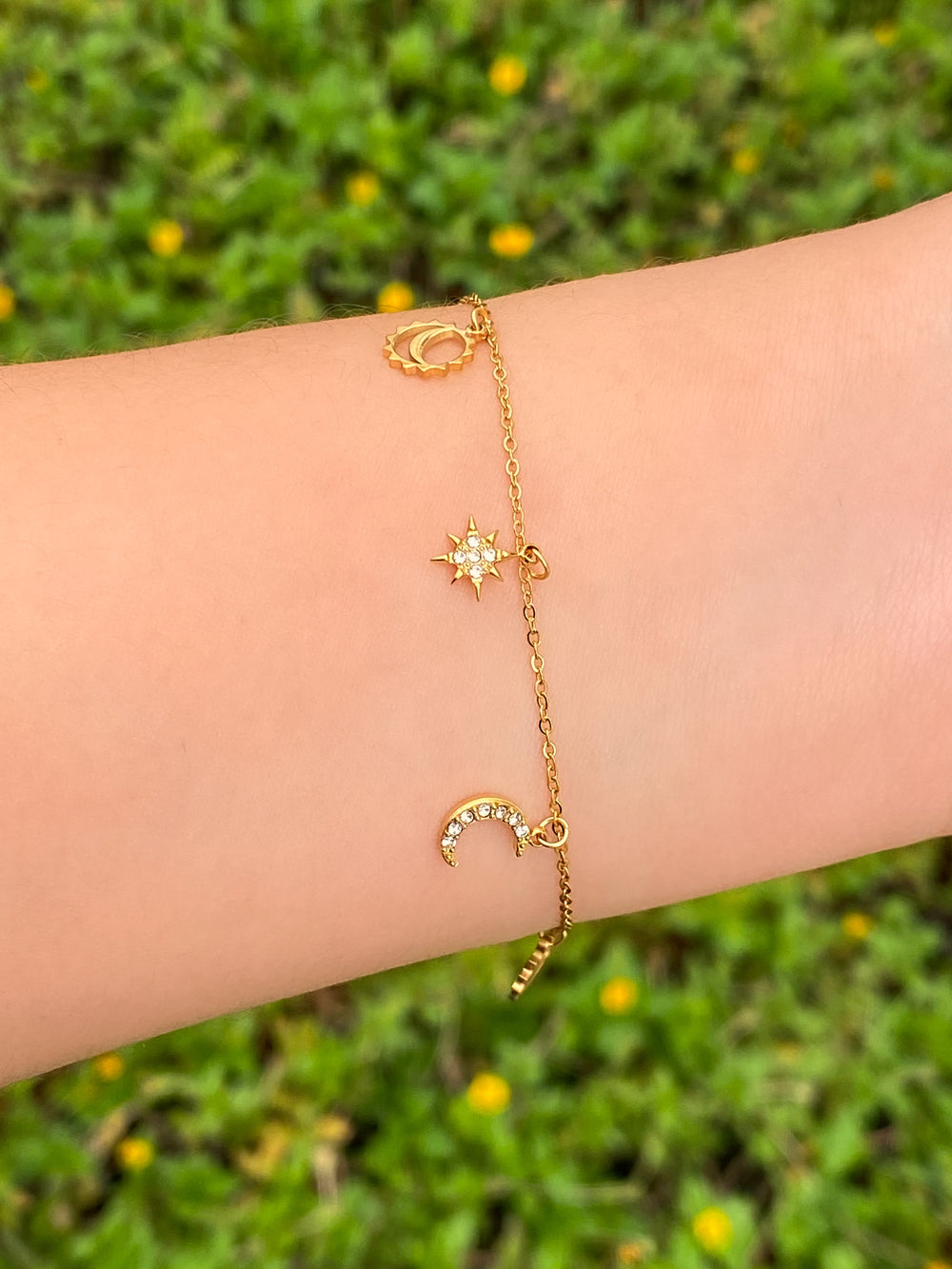 Pulsera Con Dijes Lunas Colgantes