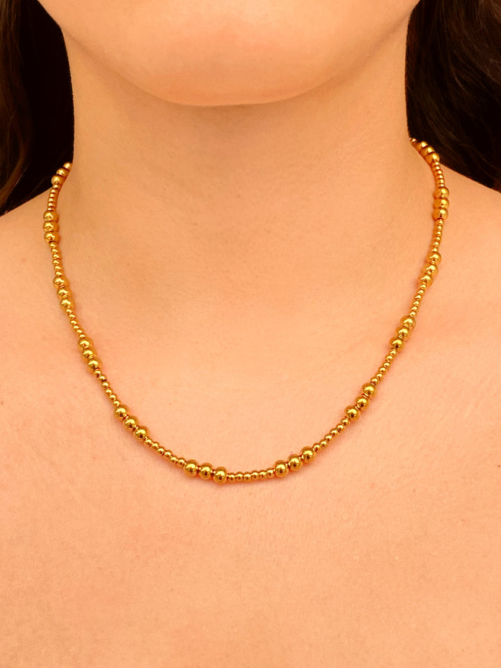 Collar Bolitas Doradas Intercaladas 3 mm y 5 mm