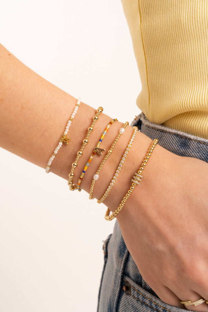 Pulsera Inicial Con Perlitas y Bolitas Doradas