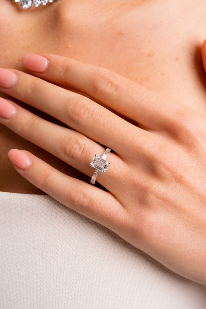 Anillo de Compromiso Corte Esmeralda 2.96 Ct Diamantes Lab Grown