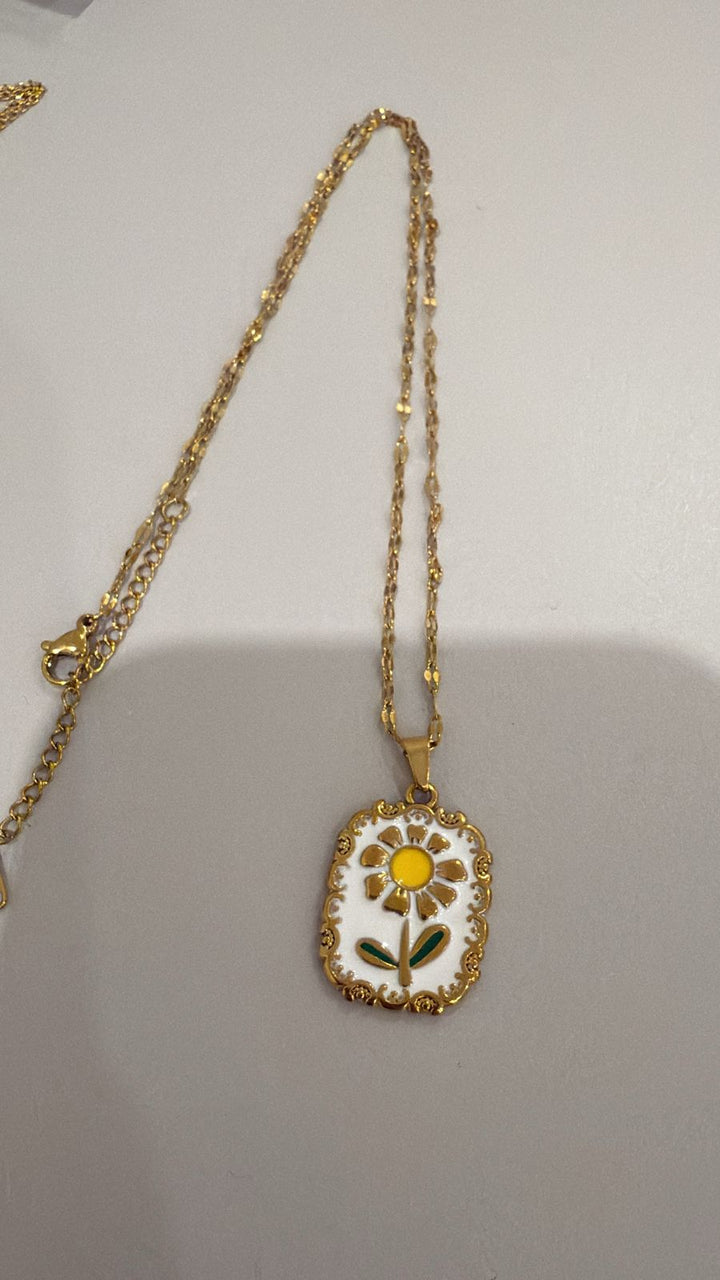 Collar Con Dije Rectangular Flor