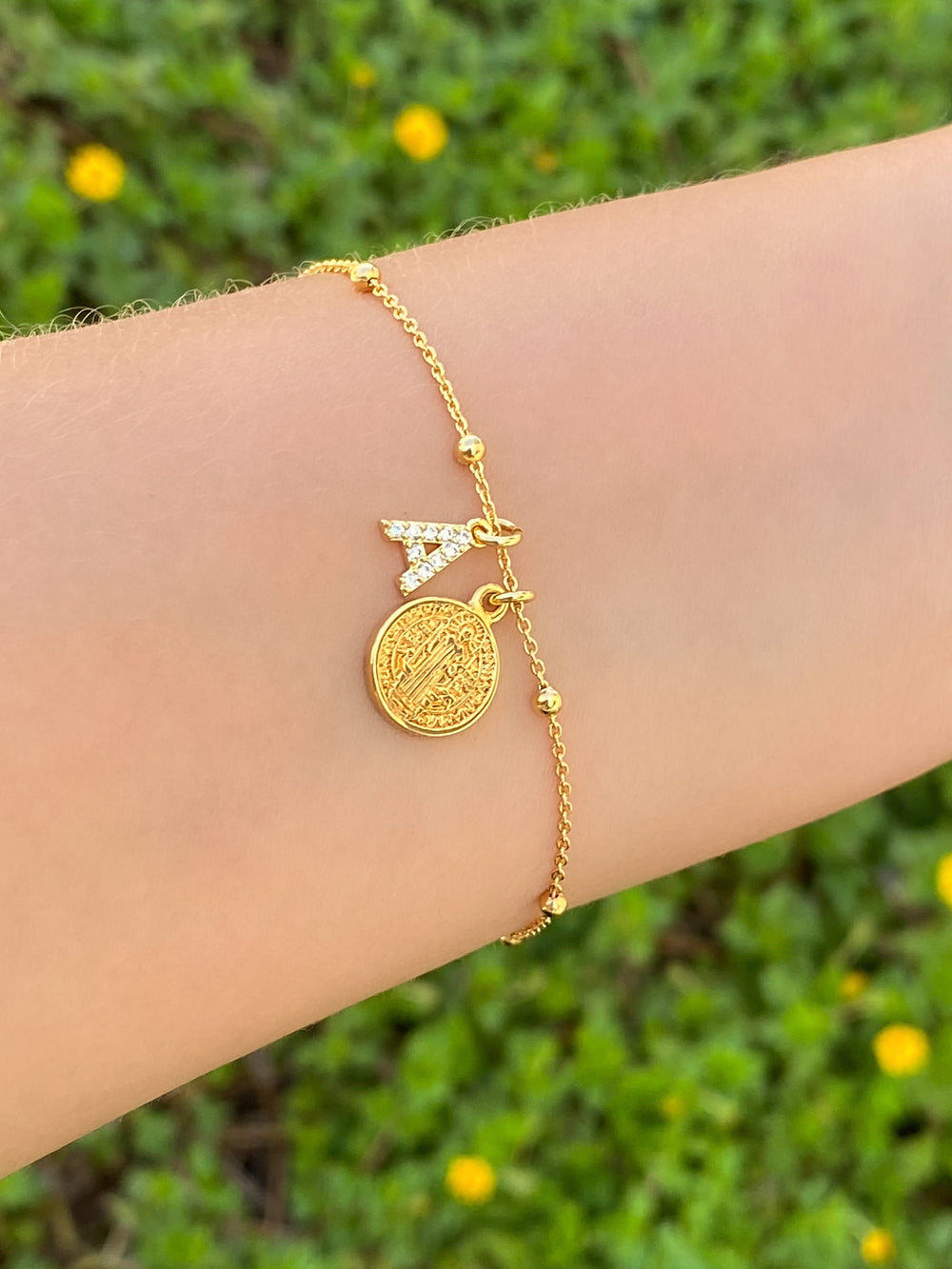 Pulsera Con Bolitas Doradas Inicial y San Benito