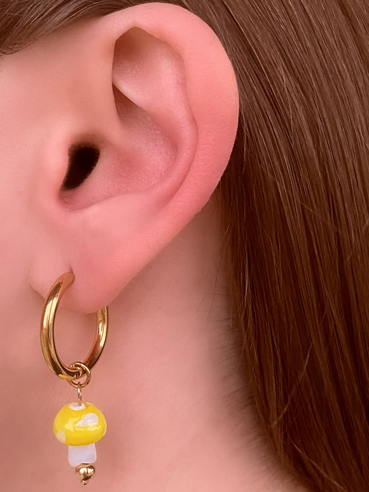 Par Arracadas con Dije Honguito Amarillo