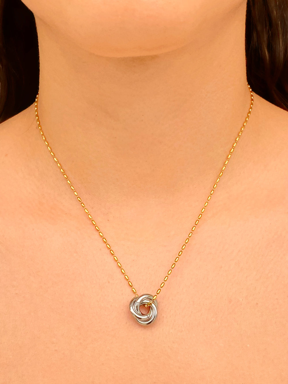 Collar Ovalado Con Dije Nudo Plateado