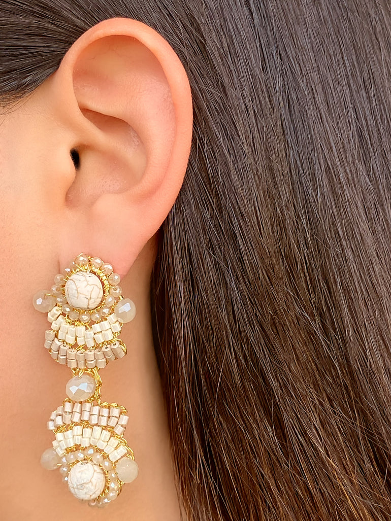 Par Arete Largo Doble Con Piedras Beige