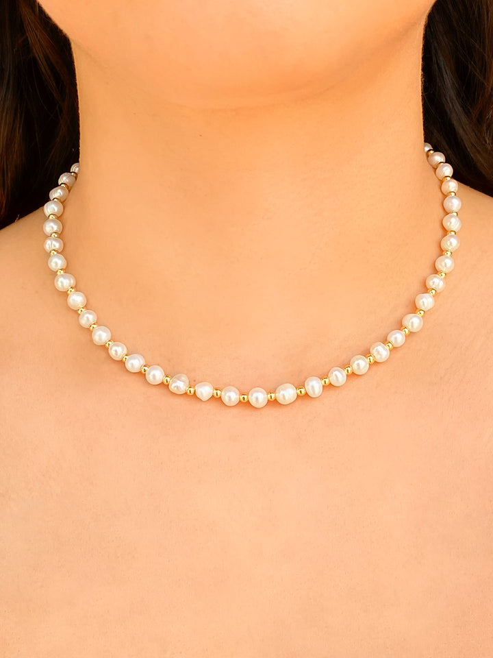 Collar Perlitas Con Bolitas Doradas