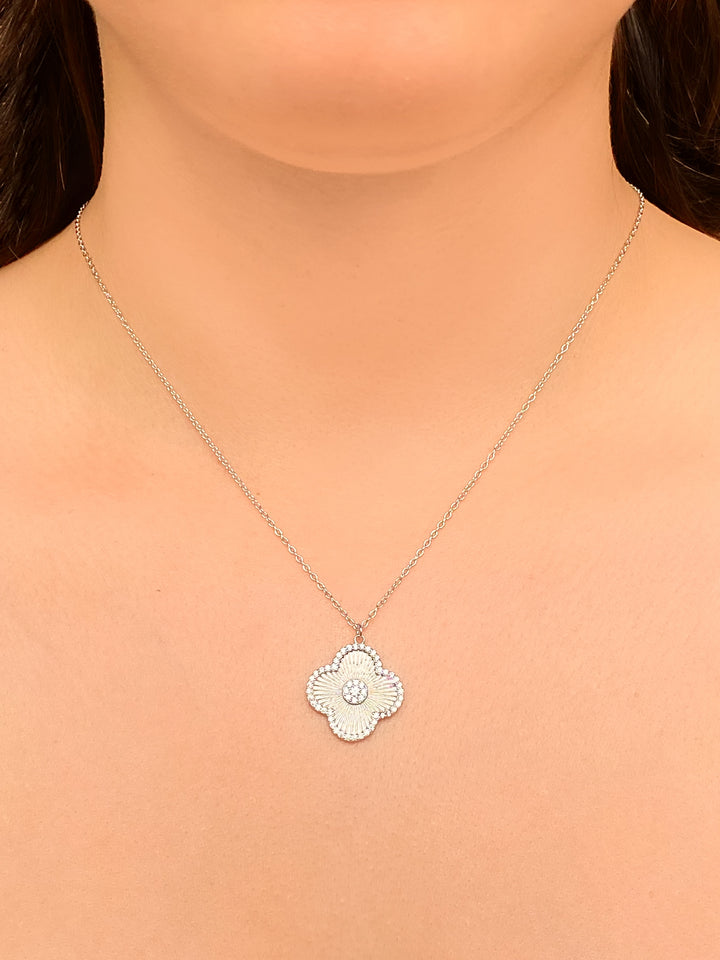 Collar Flor Con Borde Zirconias