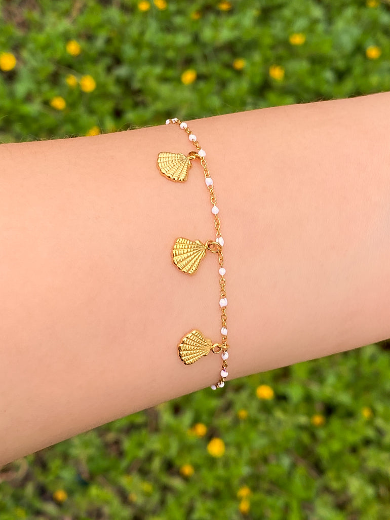 Pulsera Con Bolitas Blancas Con Conchas Colgantes