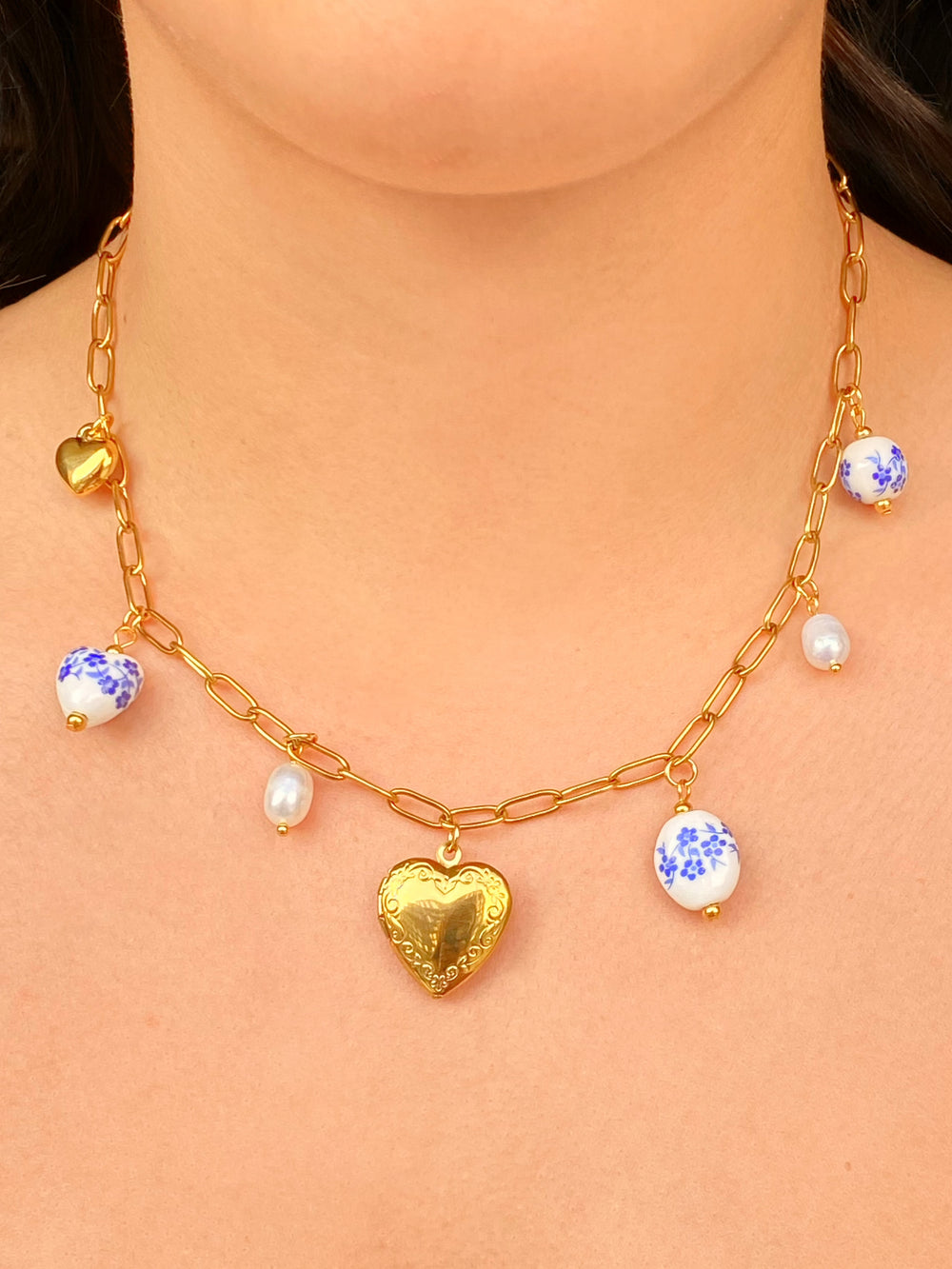 Collar Eslabones Dijes Flores Azules, Corazon y Relicario