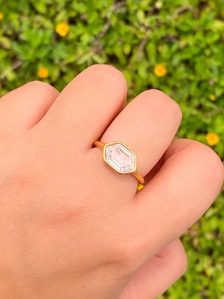 Anillo Con Zirconia Seis Lados