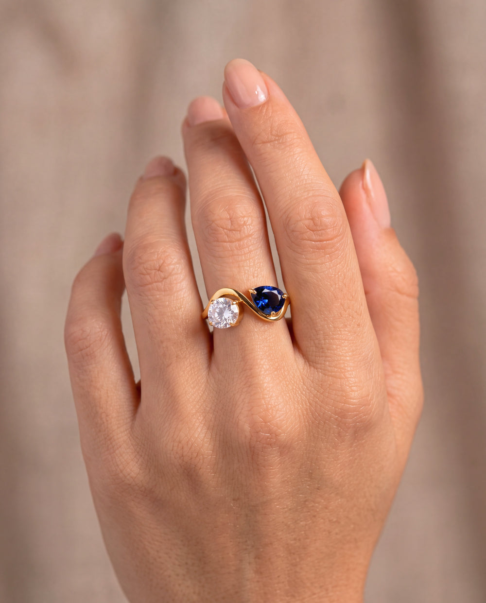 Anillo Curva Con Zirconias Gota Y Redonda