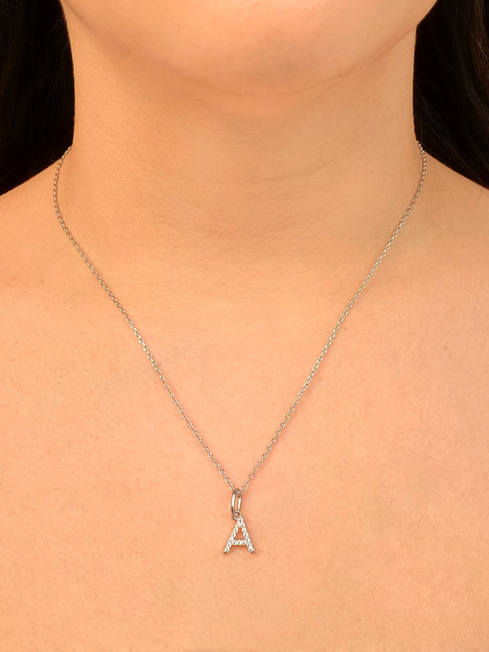 Collar Plateado Inicial Con Zirconias