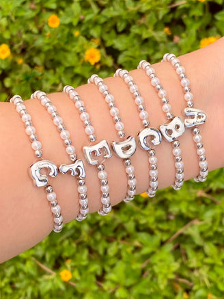 Pulsera Bolitas Plateadas y Perlas Con Inicial