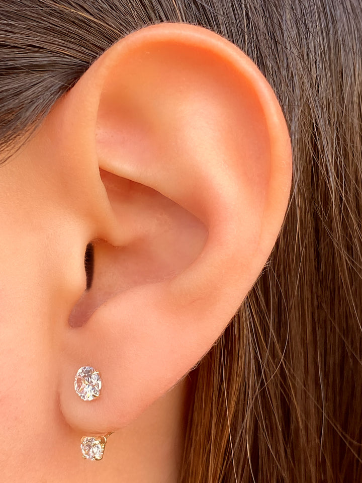 Broquel Curvo Doble Zirconia Oro 10k