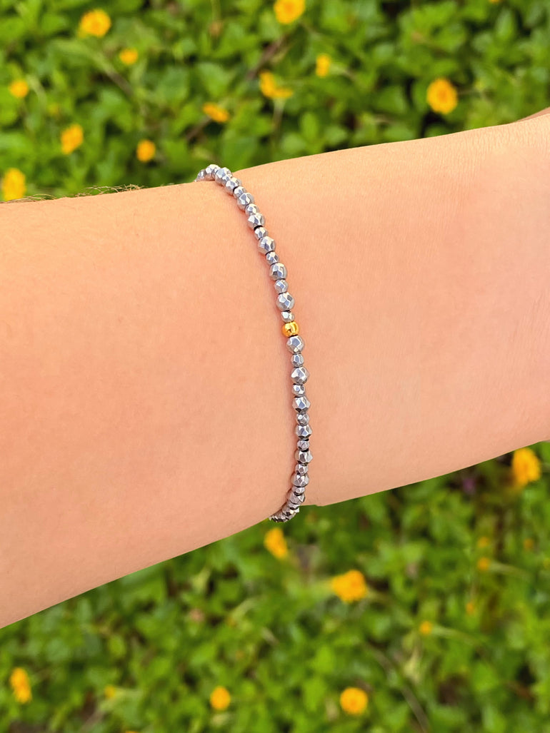 Pulsera Bolitas Plateadas Con Bolita Dorada