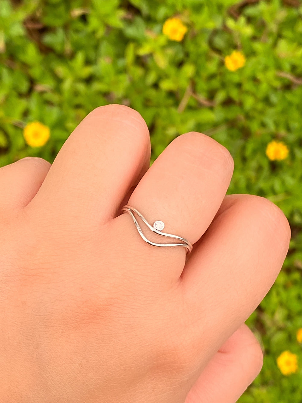 Anillo Doble Linea Forma V Con Zirconia