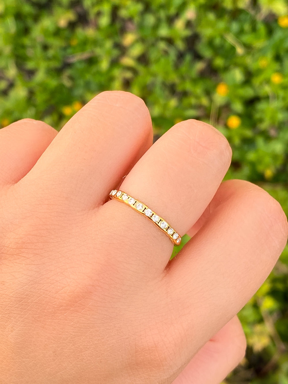 Anillo Delgado Con Zirconias 2 mm