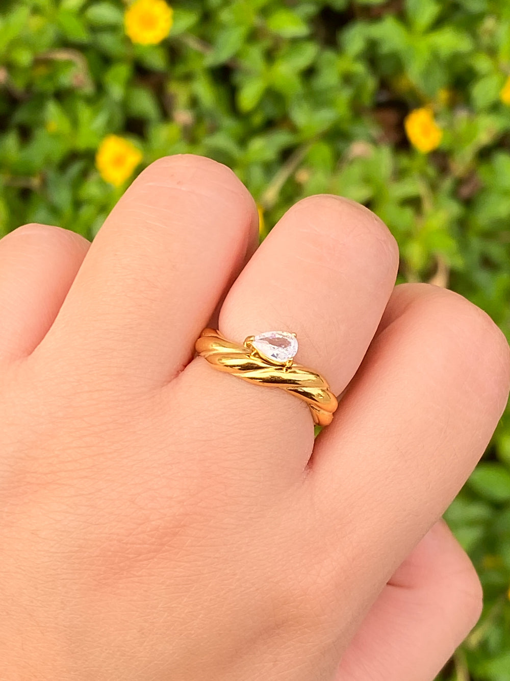 Anillo Torcido Con Gota Zirconia