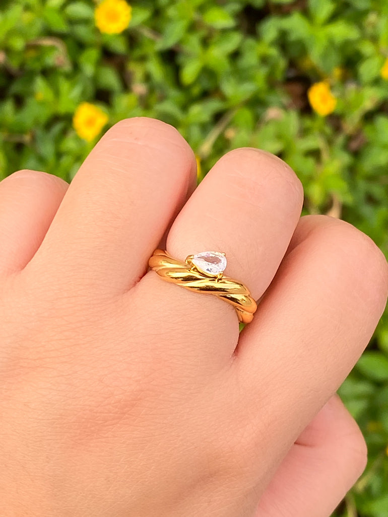 Anillo Torcido Con Gota Zirconia