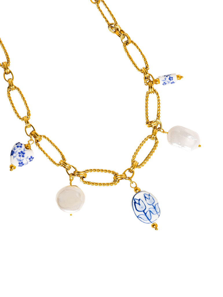 Collar Eslabon Con Dijes Flores Azules  y Perlas