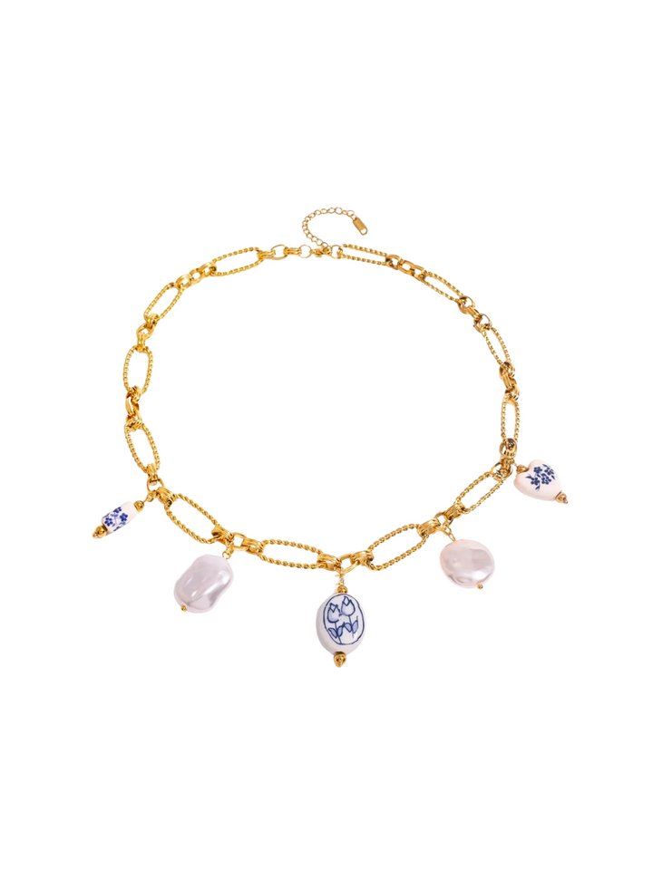 Collar Eslabon Con Dijes Flores Azules  y Perlas