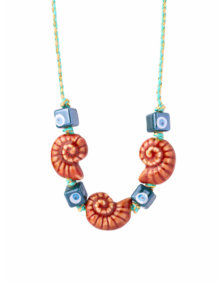 Collar Verde Con Caracoles y Ojos Cuadrados