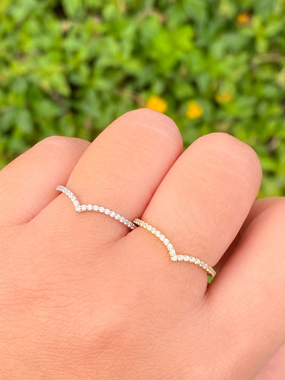 Anillo Forma V Zirconias y Bolitas