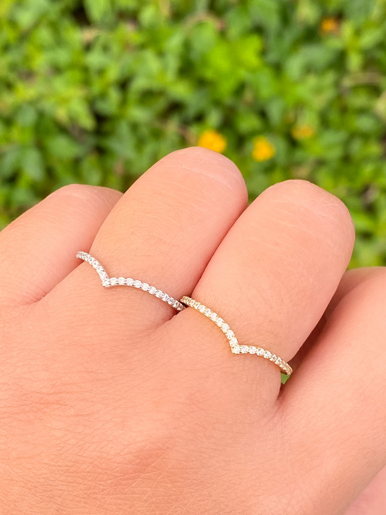 Anillo Forma V Zirconias y Bolitas