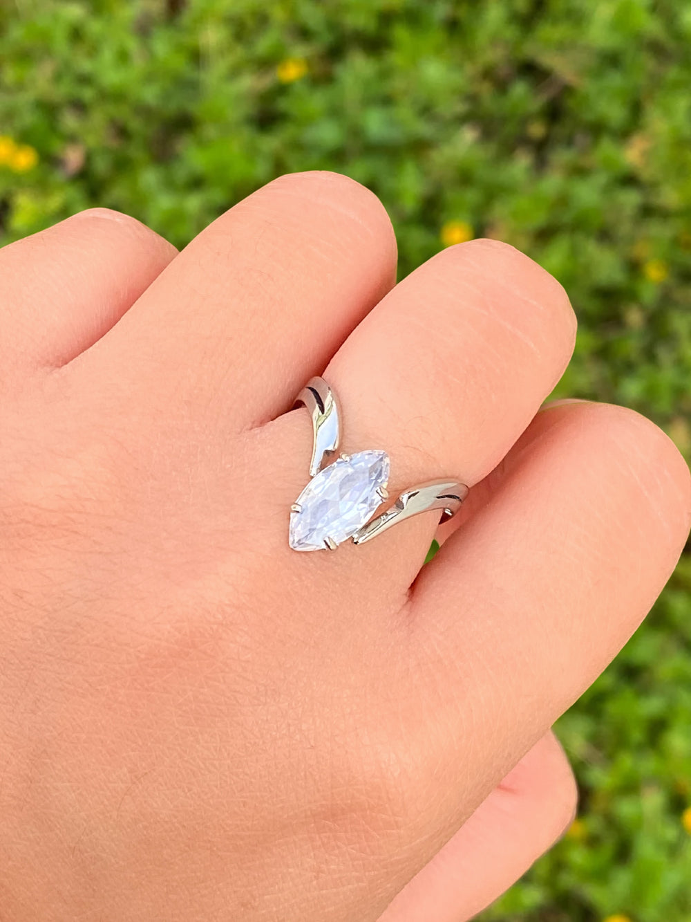 Anillo Forma V Con Zirconia Ovalada