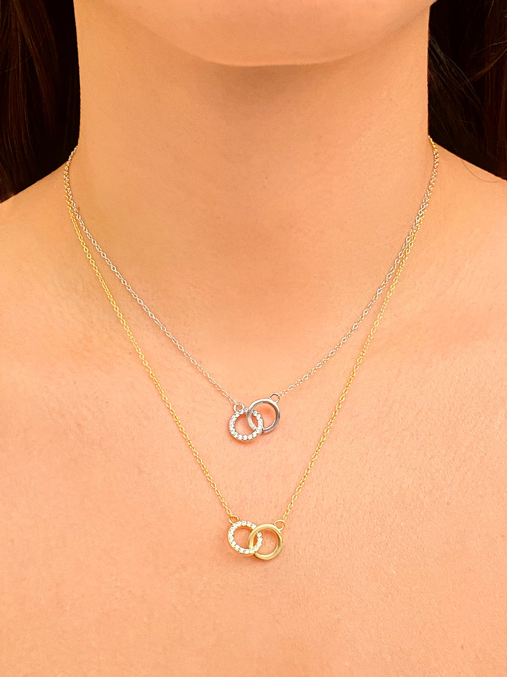 Collar Dos Circulos Entrelazados con Zirconias