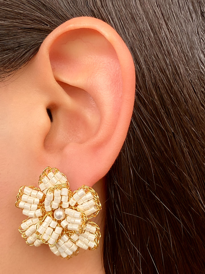Par Arete Flor Beige Con Perla