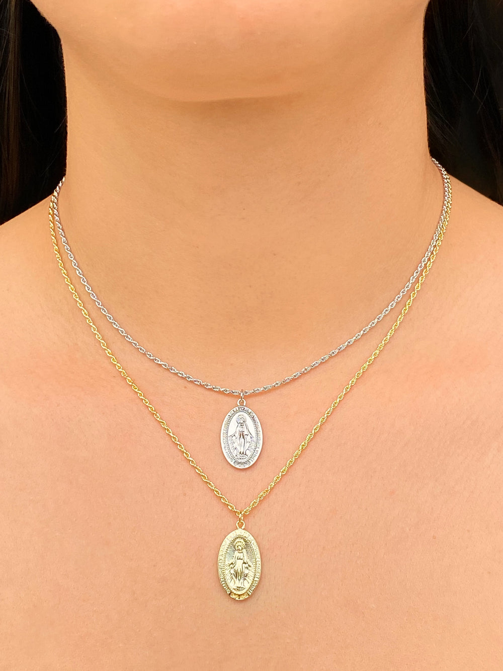 Collar Trenzado Con Medalla Virgen