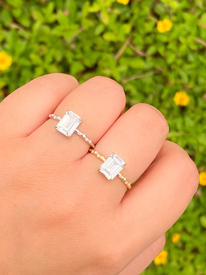 Anillo Con Piedra Rectangular Blanca Y Zirconias