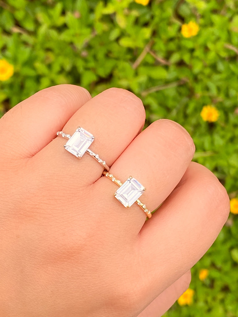 Anillo Con Piedra Rectangular Blanca Y Zirconias