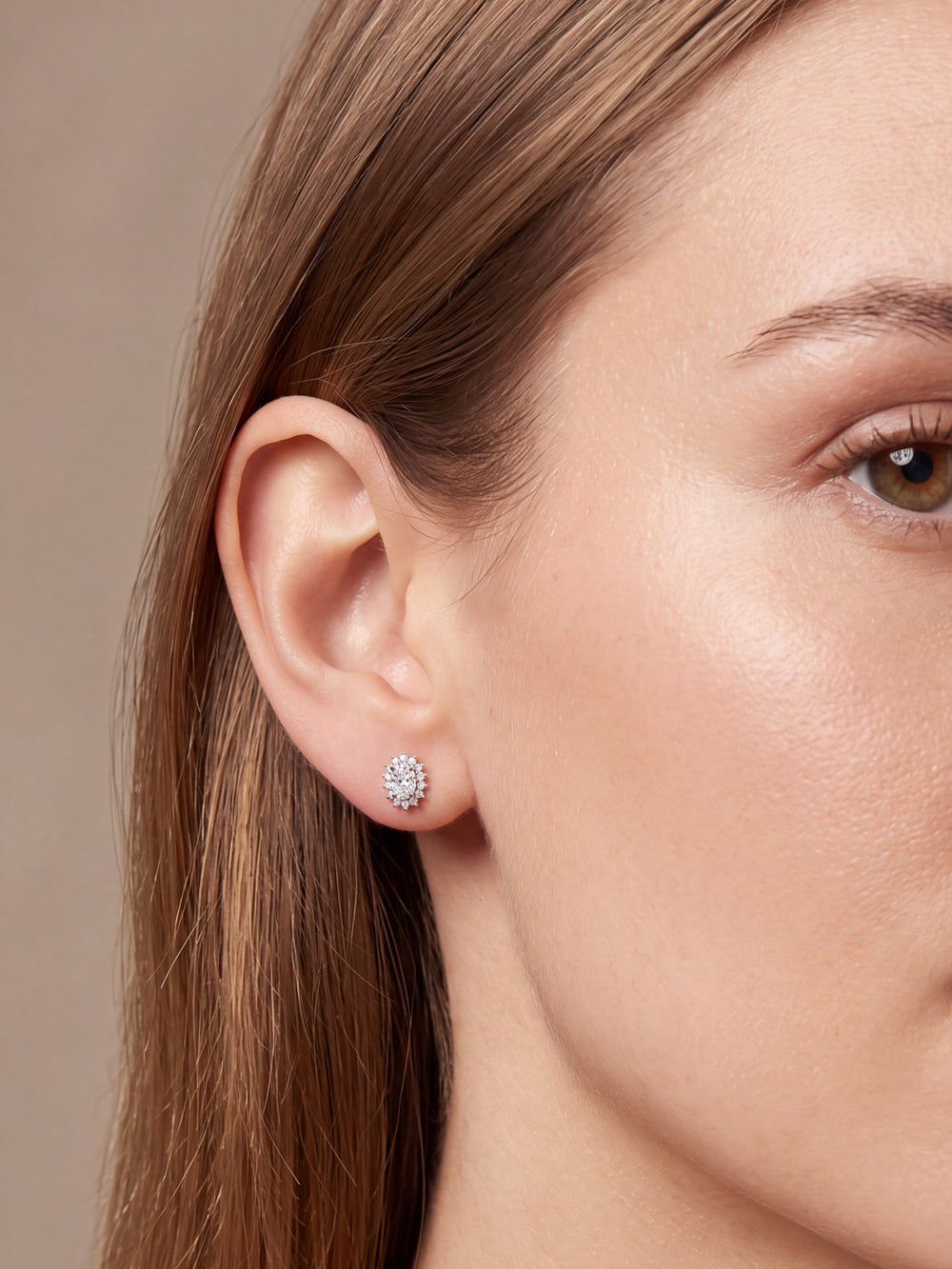 Par Arete Zirconia Blanca Ovalada Con Halo Floral