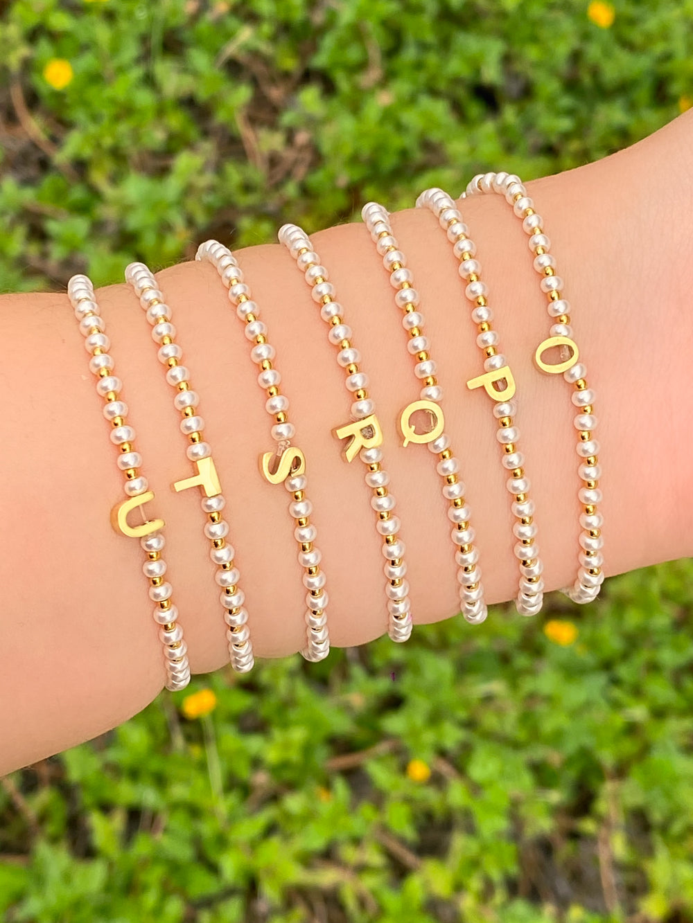 Pulsera Inicial Con Perlitas y Bolitas Doradas