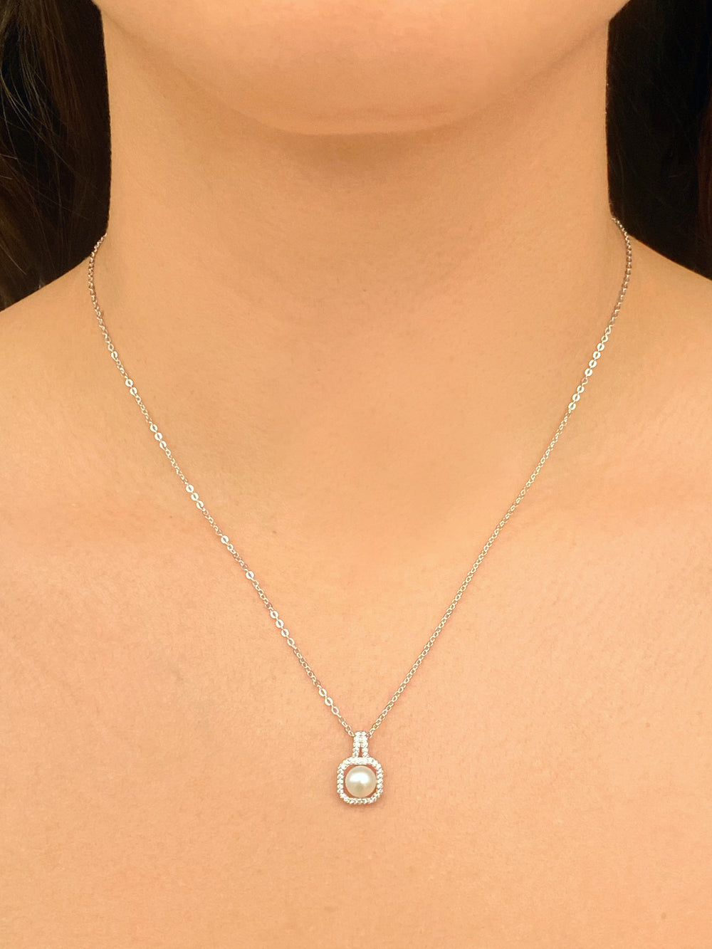 Collar Con Dije Cuadrado Zirconias y Perla