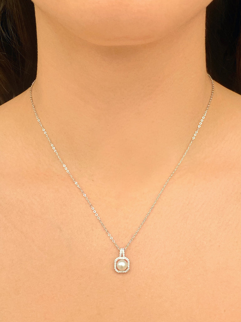 Collar Con Dije Cuadrado Zirconias y Perla